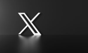 X (Twitter) がハッシュタグを含むX広告の配信を停止。概要や企業への影響、対策について解説！