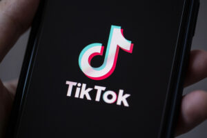 【2025年最新】TikTokのアルゴリズムを解説！最新の仕組み、投稿を伸ばす秘訣も紹介